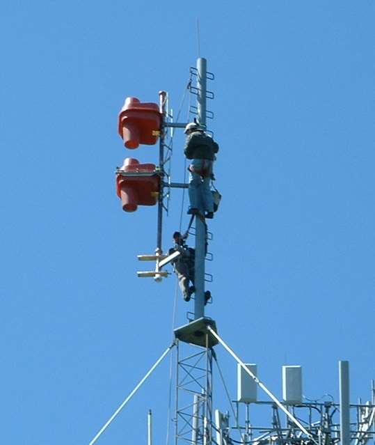 AntennaPic.jpg (20445 bytes)